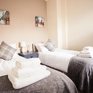 Contractor House: Extended Near Dining & Nightlife Middlesbrough